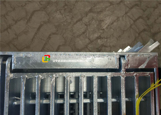 蝶番/ボルト汚水処理場のための鋼鉄火格子の下水管カバー簡単なライン